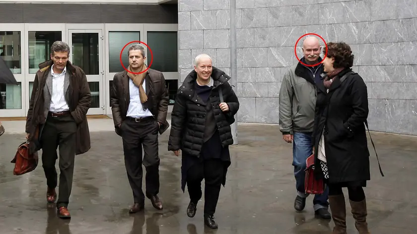 Willi Zampieri (col cerchietto rosso) mentre esce dal tribunale di Padova con i suoi legali in una foto di archivio