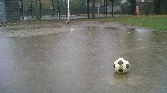 Un campo di calcio allagato. Gare sospese il 7 gennaio in Veneto