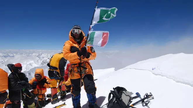 L'alpinista Silvio Gnaro Mondinelli in una foto di archivio del 13 luglio 2007 sulla vetta del Broad Peak . Mondinelli, 52 anni, ha portato sul tetto del mondo l'eccellenza italiana. Il team composto anche da Abele Blanc, Marco Camadona e Michele Enzio ha raggiunto stamani la vetta dell'Everest, 8.848 metri, dal versante nord. I quattro alpinisti sono saliti senza ossigeno, affrontando l'ultimo tratto in mezzo alle nubi in una mattina di discrete condizioni meteo. "Cima tutti, insieme a Gerlinde!" Queste le poche parole inviate da Mondinelli dal Tetto del Mondo, via sms, alle 8.49 ora italiana. In Nepal, erano circa le 12.30. Il gruppo e arrivato sulla vetta insieme all'alpinista austriaca Gerlinde Kaltenbrunner. " Sono un uomo che per passione ha scelto un mestiere un po’ particolare: scalare le montagne pi alte della Terra e se siete appassionati di montagna probabilmente avrete sentito parlare di me " - si presenta cosi sul suo sito Mondinelli. Nato il 24 giugno 1958 a Gardone Val Trompia (BS), e entrato giovanissimo nella Guardia di Finanza ed e stato assegnato alla sede di Alagna Valsesia (VC), dove per anni si e occupato di soccorsi in montagna. Diventato Guida Alpina nel 1981, dopo essersi misurato con le pi impegnative salite delle Alpi, ha affrontato le prime esperienze extraeuropee. Nel 1984 ha aperto una nuova via sulla parete nord del Puscanturpa (6.090), la montagna peruviana chiamata, per bellezza e difficolta, l’Eiger del Sud America.Il Manaslu (8.156), in Nepal, e stato il primo Ottomila che ha salito, nel 1993. Il 13 luglio 2007 ha raggiunto la vetta del Broad Peak (8.047), l’ultima che gli mancava per entrare come sesto socio nel club composto dagli alpinisti che sono riusciti a salire senza ossigeno tutti gli Ottomila della terra. Nei prossimi mesi sara' impegnato nella Difficile scalata della parete nord del Gasherbrum 1, in Pakistan. DBA