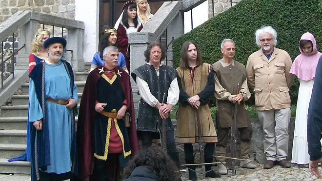 Monselice, 22 Ott 12 Patrizio Roversi (2° da destra) della trasmissione "Turisti per caso" al Castello Cini di Monselice con i figuranti della contrada di S.Giacomo. Ph. Zangirolami
