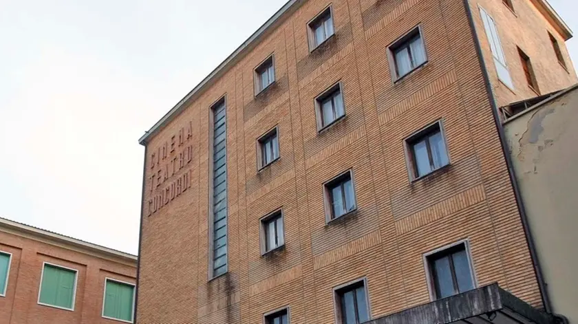 La facciata dell’ex cinema-teatro Concordi in via San Martino e Solferino: è chiuso dal 2008