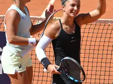 epa11347903 Sara Errani (R) and Jasmine Paolini (L) of Italy celebrate after winning their women's double semi final match against Caroline Dolehide and Desirae Krawczyk of USA (not pictured) at the Italian Open tennis tournament in Rome, Italy, 17 May 2024. EPA/ETTORE FERRARI