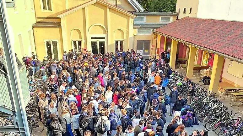 Studenti fuori dal liceo Fermi di Padova