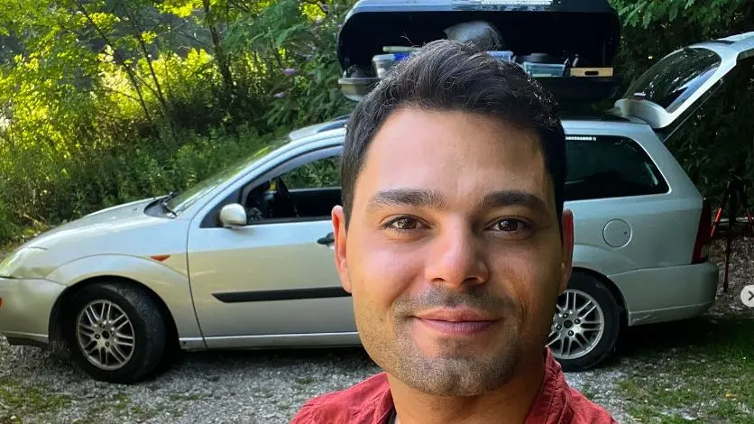 Roman Zancarli davanti alla sua auto