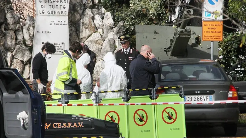 CHIUPPANO Suicidio presunto donna in auto parcheggio Municipio nella foto carabinieri con rilievi della scientifica