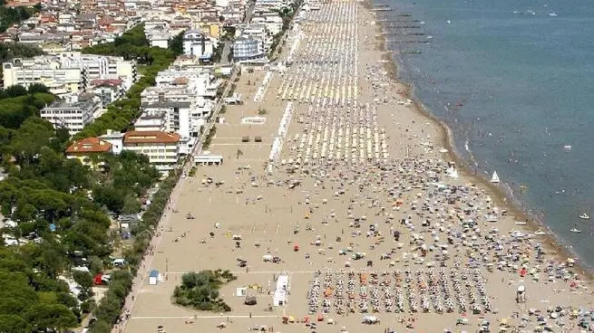 WE LOVE CAORLE. PI?? DI 1000 PER IL FLASH MOB Grande partecipazione a Caorle all??evento che ha coinvolto moltissimi turisti e curiosi: piu`di 1000 persone si sono date appuntamento ieri 8 agosto alla spiaggia del Faro per realizzare una vera e propria coreografia umana a formare la scritta WE LOVE CAORLE. Dopo Londra, Parigi, New York, il flash mob e` arrivato a Caorle: la foto aerea (in allegato) ha immortalato l??originale iniziativa.Cordiali saluti,Nelly MarsuraIDEEUROPEEinfo@ideeuropee.comtel 0422.308627m. 340.6823498 - La scritta ®We love Caorle¯ con i corpi di mille turisti