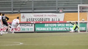 LA BEFFA. Marchi batte Cano: è il gol partita della Triestina all’88’