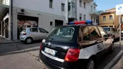 L'auto dei vigili davanti all'appartamento sequestrato