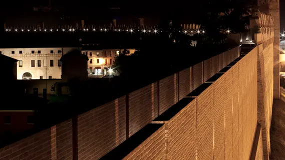 Cammino di ronda di notte