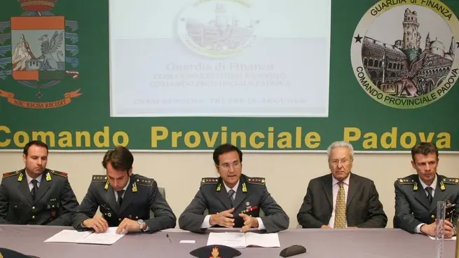 FERRO - GDF TRUFFE POMPE DI BENZINA - DA SX MARESCIALLO BOTTIN, LUCA GELORMINO, IVANO MACCANI, MARIO ROSINA, GIOVANNI PARASCANDOLO