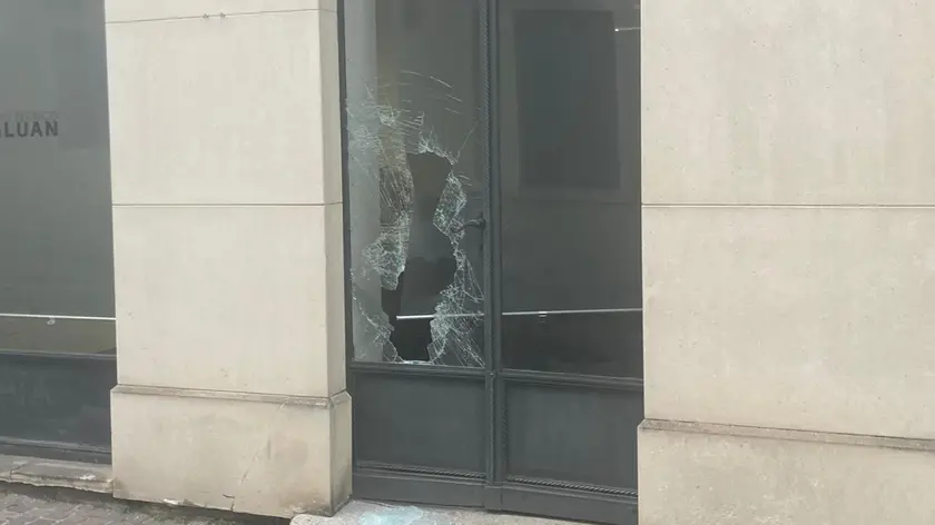 L’ingresso dello Studio Tecnico Paluan di Este e il vetro in frantumi