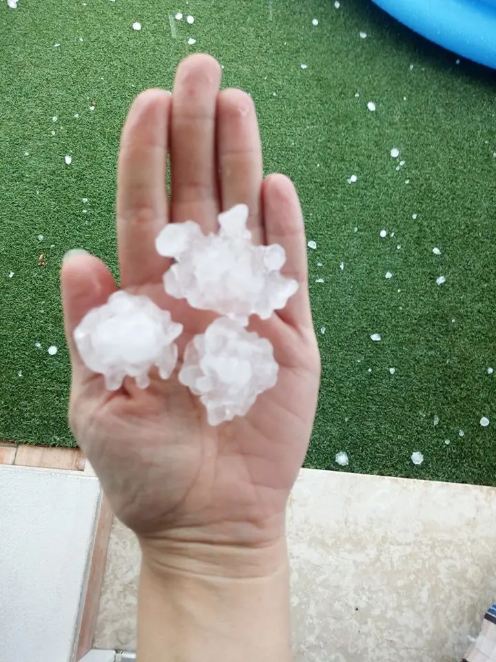 Grandine a Cavarzere (foto di Monica Manfron tratta dal gruppo BPP Meteo - Bassa Pianura Padana)