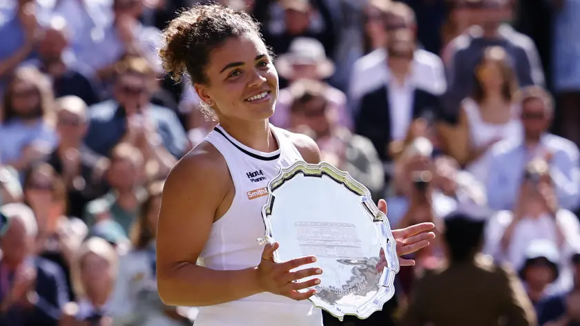 epa11476272 Jasmine Paolini of Italy poses with her trophy after losing the Women's Singles final match against Barbora Krejcikova of the Czech Republic at the Wimbledon Championships in London, Britain, 13 July 2024. EPA/TOLGA AKMEN EDITORIAL USE ONLY