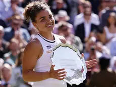 epa11476272 Jasmine Paolini of Italy poses with her trophy after losing the Women's Singles final match against Barbora Krejcikova of the Czech Republic at the Wimbledon Championships in London, Britain, 13 July 2024. EPA/TOLGA AKMEN EDITORIAL USE ONLY