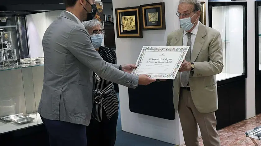 TOME' - AGENZIA BIANCHI - PADOVA - TARGA BOTTEGHE STORICHE ALLA GIOIELLERIA CALLEGARO. ANTONIO BRESSA E IL SIGN. CALLEGARO