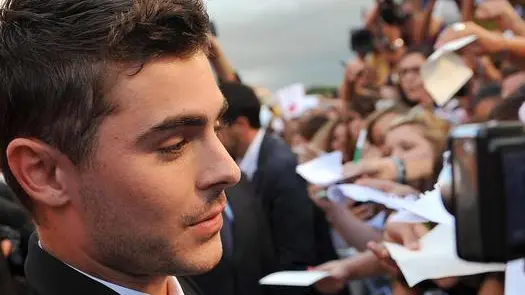 US actor Zac Efron signs autographes to fans at the red carpet of the movie 'At Any Price' during the 69th Venice International Film Festival, in Venice, Italy, 31 August 2012. The movie is presented in the Official Competition 'Venezia 69' of the festival, which runs from 29 August to 08 September. ANSA/DANIEL DAL ZENNARO