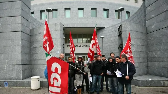 GENESIN - PROTESTA CGIL DAVANTI A TRIBUNALE