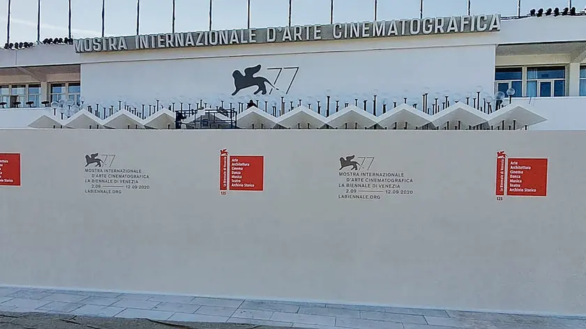 Interpress\M.Tagliapietra Venezia 27.08.2020.- Palazzo del Cinema del Lido. Muro davanti al Red Carpet.