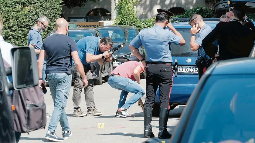 I rilievi dei carabinieri sul luogo della tragedia, in vicolo Castelfidardo, dopo l’investimento del carabiniere e i colpi sparati contro l’albnese Collaku