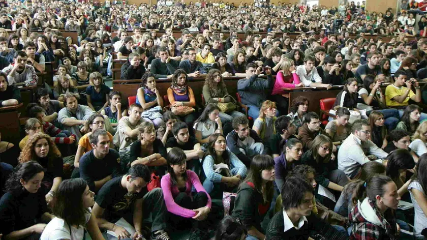 20081023 - ROMA - CRO: LEGALITA': INIZIATIVE 'AMMAZZATECI TUTTI' ALLA SAPIENZA DI ROMA. L'Aula Magna della facolta' di Giurisprudenza dell'Universita' La Sapienza di Roma gremita durante la "Lezione sulla Giustizia" con il giornalista Marco Travaglio organizzata oggi pomeriggio dal Movimento antimafie ''Ammazzateci Tutti'' e dall'Associazione ''Sapienza in Movimento'' come prima tappa della campagna ''Sapienza in Movimento per la Legalita'''. CLAUDIO PERI-MASSIMO PERCOSSI / ANSA / PAL