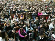 20081023 - ROMA - CRO: LEGALITA': INIZIATIVE 'AMMAZZATECI TUTTI' ALLA SAPIENZA DI ROMA. L'Aula Magna della facolta' di Giurisprudenza dell'Universita' La Sapienza di Roma gremita durante la "Lezione sulla Giustizia" con il giornalista Marco Travaglio organizzata oggi pomeriggio dal Movimento antimafie ''Ammazzateci Tutti'' e dall'Associazione ''Sapienza in Movimento'' come prima tappa della campagna ''Sapienza in Movimento per la Legalita'''. CLAUDIO PERI-MASSIMO PERCOSSI / ANSA / PAL