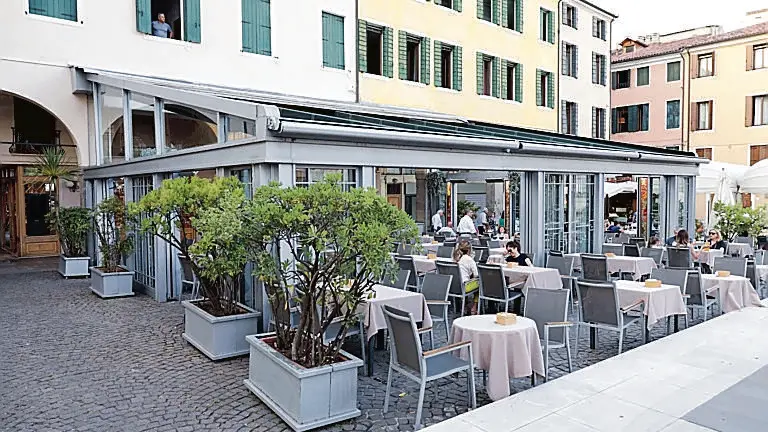 Lo storico Caffè Cavour nell’omonima piazza