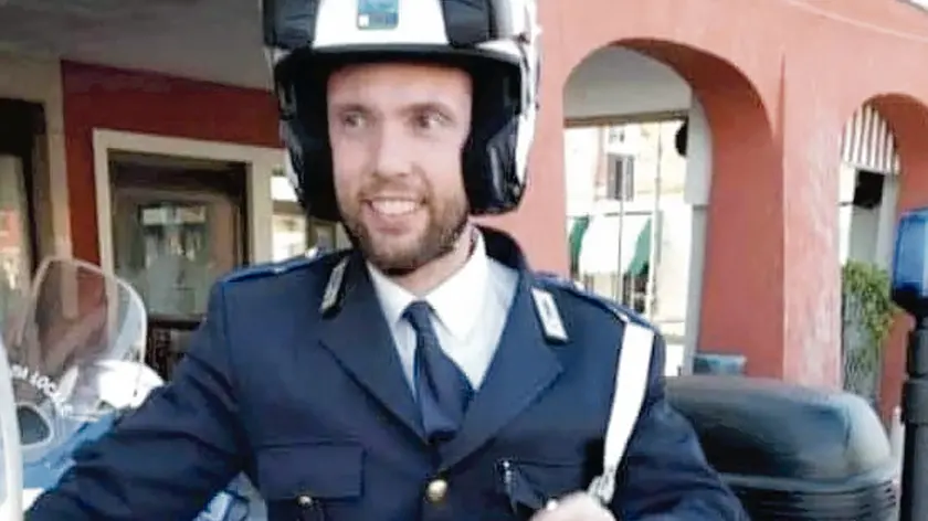 Massimo Boscolo, 34 anni, in sella a una delle moto della Polizia locale di Padova