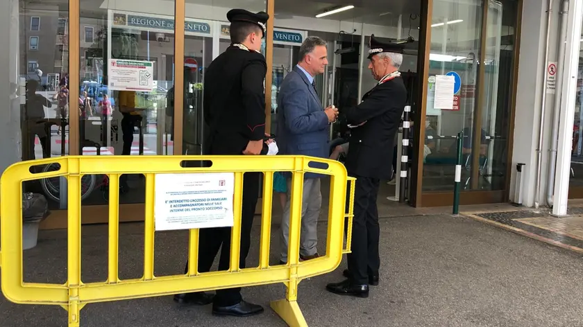 L’attesa all’esterno dell’Azienda ospedaliera da parte dei colleghi del carabiniere ferito