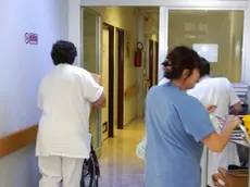 INFERMIERI IN CORSIA DURANTE IL TRASLOCO RIORGANIZZAZIONE ALL'OSPEDALE UMBERTO PRIMO DI MESTRE...TESTATINA LA NOSTRA SALUTE Corsia di un ospedale padovano In alto: Claudio Rizzato dei Ds e Margherita Miotto, di Ipv. A destra: l'assessore Fabio Gava