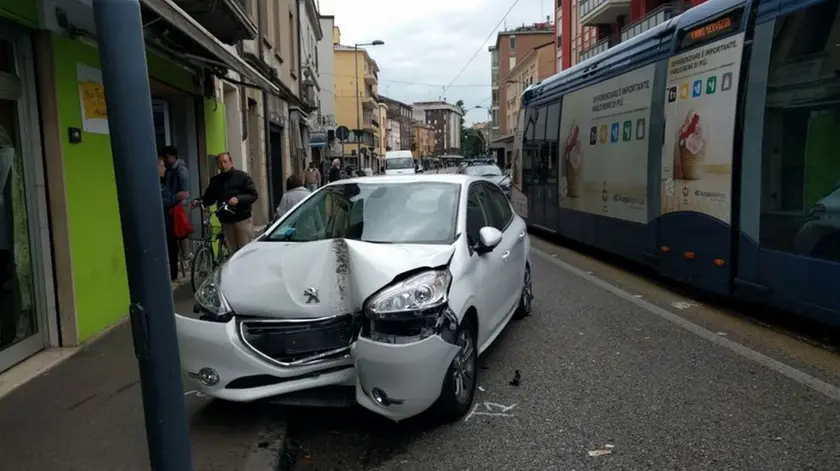 L'incidente in via Aspetti (foto Bianchi)