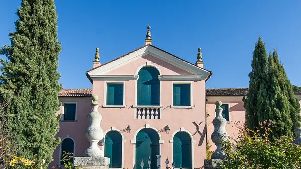Cinto Euganeo (PD), 16 novembre 2017. IDegrado a villa Rodella, ex abitazione del governatore del Veneto Giancarlo Galan. Nella foto: l'ingresso semisepolto dalla vegetazione.