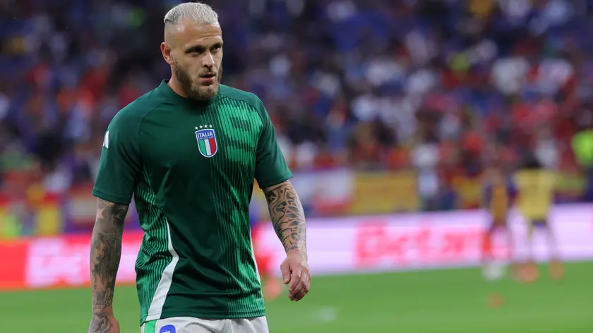 epa11426444 Federico Dimarco of Italy warms up before the UEFA EURO 2024 group B soccer match between Spain and Italy, in Gelsenkirchen, Germany, 20 June 2024. EPA/OLIVIER MATTHYS