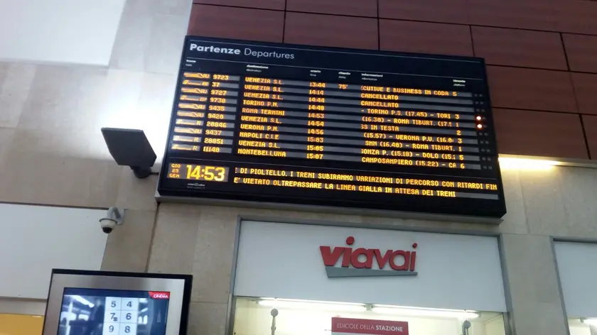 Il tabellone elettronico nella stazione di Padova