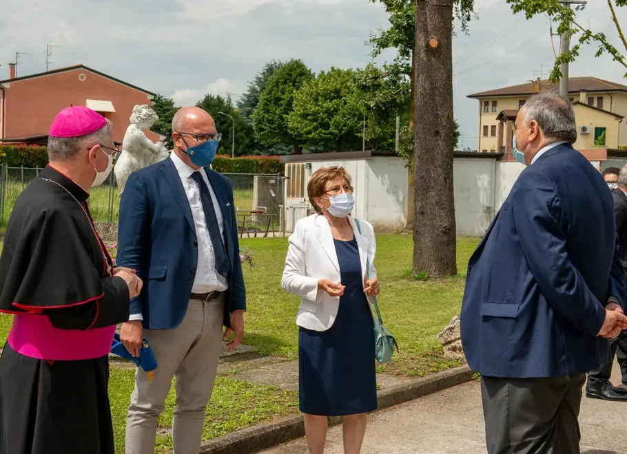 Merlara (PD), 07 giugno 2020. Il Prefetto di Padova ed il Vescovo in vista alla Casa di Riposo di Merlara. Nella foto: il sindaco di Merlara Claudia Corradin (al centro) a colloqui con il prefetto di padova Renato Franceschelli (a destra), il vice presidente della provincia di Padova Vincenzo Gottardo (a sinsitra) ed il Vescovo di Padova Claudio Cipolla (all'estrema sinistra)