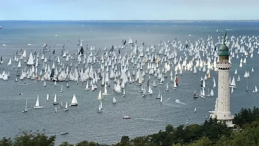 Un momento della partenza della 49/a Barcolana, la regata da record con 2.101 iscritti, Trieste, 8 Ottobre 2017. +++ATTENZIONE LA FOTO NON PUO' ESSERE PUBBLICATA O RIPRODOTTA SENZA L'AUTORIZZAZIONE DELLA FONTE DI ORIGINE CUI SI RINVIA+++