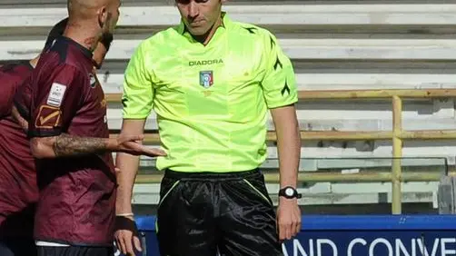 L'infortunio di Edmund Etse Hottor della Nocerina durante la partita di Lega Pro tra Salernitana e Nocerina, Salerno, 10 novembre 2013. ANSA/PICA