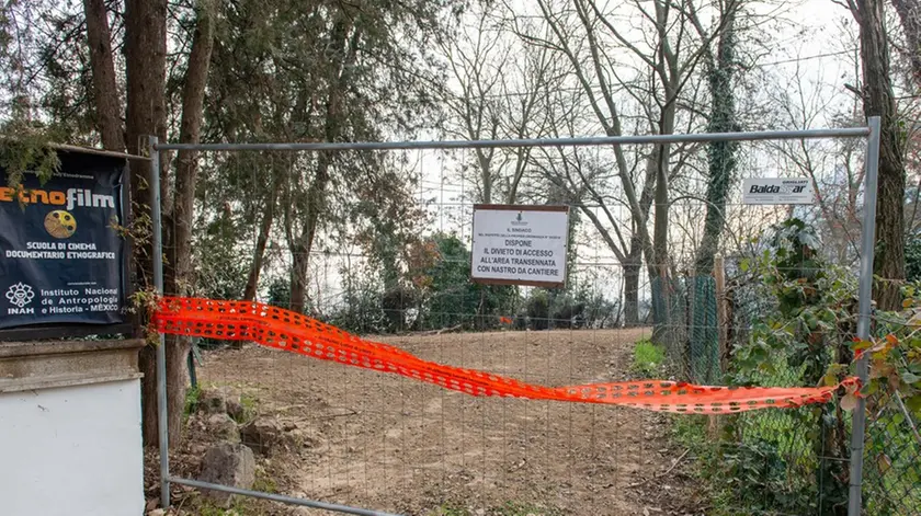 Monselice (PD), 12 gennaio 2019. Presenza di radon all'istituto "Giorgio Cini" - FOTO ACQUISITE SENZA AUTORIZZAZIONE - Nella foto: Un'area recintata nei pressi dell'isitituto