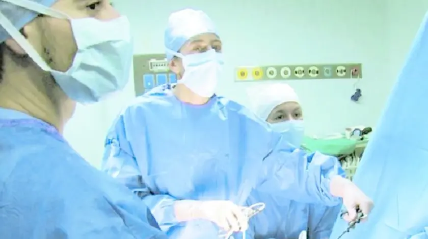 L’équipe dell’Unità Trapianti di rene e pancreas in sala operatoria durante un intervento
