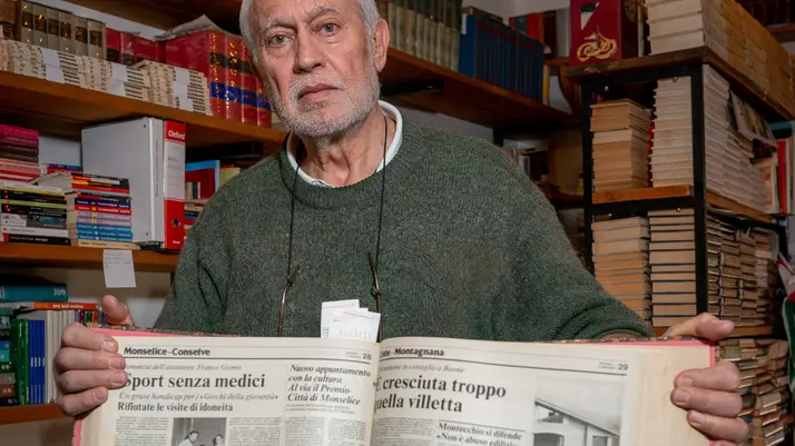 Monselice (PD), 18 novembre 2019. La Bibilioteca di Franco Giomo. Nella Foto: Franco Giomo con tutte le edizioni del Mattino di Padova rilegate in pelle