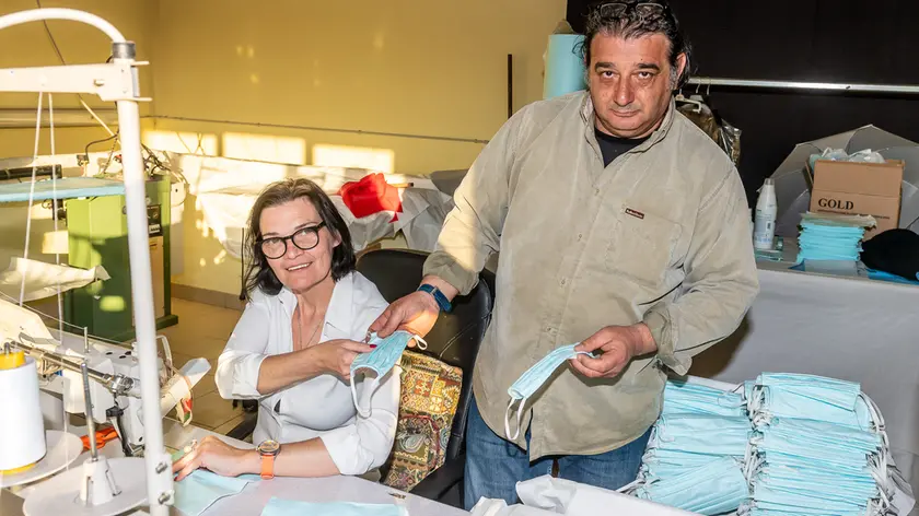 4 maggio 2020.Rita Zorzan e Giuseppe Capanna confezionano mascherine d'avanguardia nella sartoria Lomarì di via Borgofuro a Merlara. Nella foto: