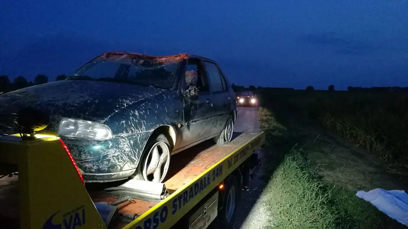 L'auto mentre viene caricata dal carro attrezzi