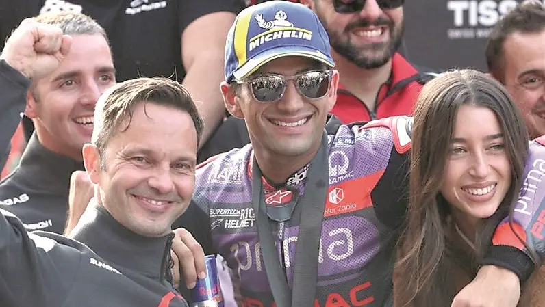 A sinistra Gino Borsoi abbracciato a Jorge Martín e alla fidanzata del pilota Maria Monfort (foto RED BULL CONTENT POOL)