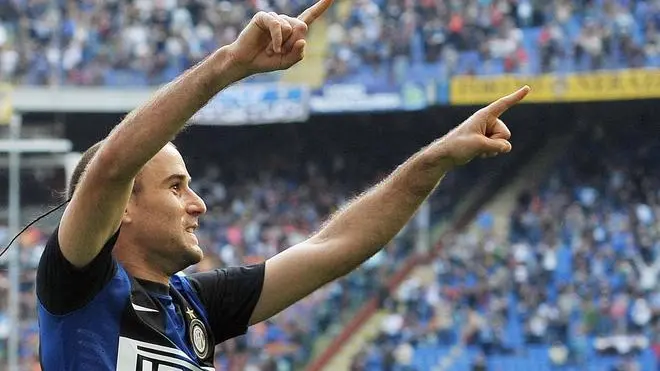 Inter Argentinian forward Rodrigo Palacio celebrates after scoring a 2-0 lead during a Serie A soccer match between Inter Milan and Catania at the Giuseppe Meazza stadium in Milan, Italy, 21 October 2012. ANSA/DANIEL DAL ZENNARO