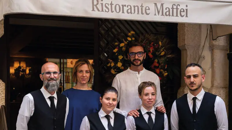 Luca e Silvia Gambaretto con parte del team dello storico Maffei di Verona
