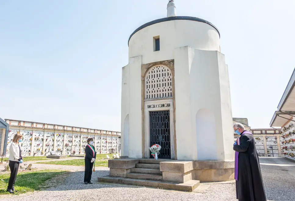 19 aprile 2020. Cerimonia a ricordo degli anziani morti per Coronavirus nel pensionato "Scarmignan" di Merlara. Nella foto: l'omaggio simbolico per tutti i defunti sulla tomba di Pietro Scarmignan.