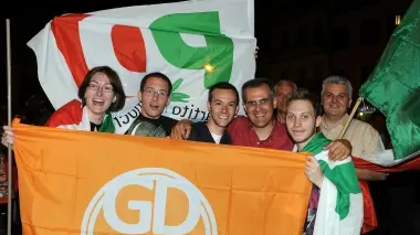 LA FESTA. Da sinistra: giovani del Pd con il confermato sindaco di Este; Piva fra l’ex sindaco di Conselve Luciano Sguotti e il senatore Paolo Giaretta A destra: il suo discorso alla folla di sostenitori accorsi in piazza Trento a Este per festeggiare la sua brillante rielezione