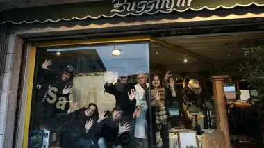 DANZANDO IN VETRINA Uno scorcio della performance, tra marketing e creatività