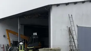 INCENDIO NEL FANGO L’intervento dei vigili del fuoco nella stalla Bastianello
