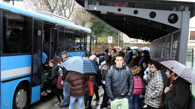 Monselice, 28.11.2012 Disagio degli studenti pendolari Monselice. Nella foto: gli studenti stretti sotto la stretta tettoia in attesa del pullman ph. Zangirolami