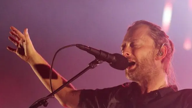 epa03323851 - A handout picture provided from CJ EandM on 29 July 2012 shows vocalist Thom Yorke of British rock group Radiohead performs on the big top stage during the 2012 Jisan Valley Rock Festival in Icheon, Gyeonggi-do, South Korea, 27 July 2012. ANSA/CJ EandM +++HANDOUT EDITORIAL USE ONLY/NO SALES+++